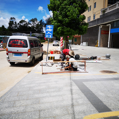 陸豐南塘翠景豪園安裝二進(jìn)一出車牌識(shí)別系統(tǒng)安全島